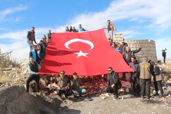 Gönül Köprüsü Projesi kapsamında Gabar Dağı'nda zirve yapıp Türk bayrağı açtılar