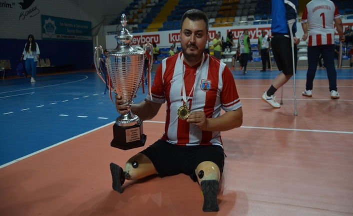 Depremde eşi ve 2 çocuğu ile bacaklarını kaybetti; voleybolla hayata tutunmaya çalışıyor