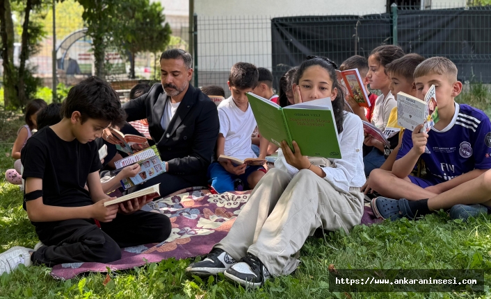 Muhtarlık kütüphanesinde kitap okuyan çocuğa hediye kampanyası