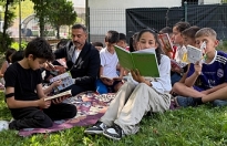 Muhtarlık kütüphanesinde kitap okuyan çocuğa hediye kampanyası