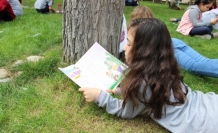 Çimlerin üzerinde kitap okudular