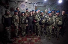 Ukrayna Devlet Başkanı Zelenski, Vuhledar’da Ukrayna askerlerini ziyaret etti