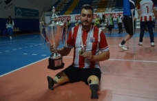 Depremde eşi ve 2 çocuğu ile bacaklarını kaybetti; voleybolla hayata tutunmaya çalışıyor