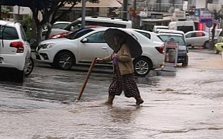 15 dakika yağan yağmur sokakları göle çevirdi