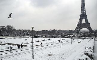 30 yılın rekor yağışı nedeniyle Eyfel Kulesi...