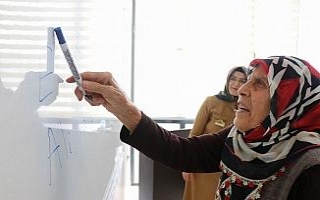 86 yaşında okuma-yazma öğreniyor