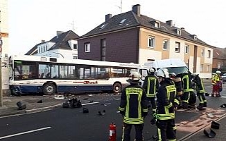 Almanya’da okul servisi duvara çarptı: 22 yaralı