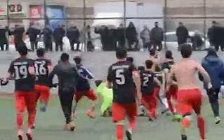 Amatör maçta tekme tokat kavga