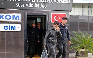 Antalya’da otopark operasyonu: 8’i polis 10 gözaltı