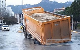 Asfalt çöktü, kamyon çukura düştü