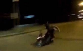 Aşırı süratli motosiklet polise çarptı