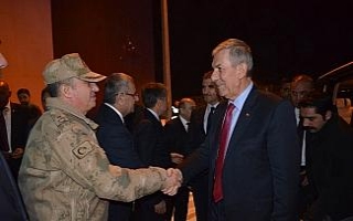 Bakan Demircan’dan yaralı askerlere ziyaret
