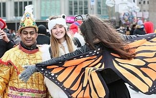 Böyle karnaval görülmedi: 300 tonun üzerinde şekerleme...