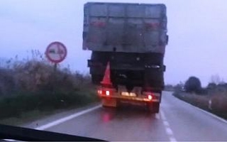 Çekiciye yükenen kamyon tehlike saçtı