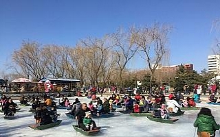 Çinliler bayramda parklara akın etti