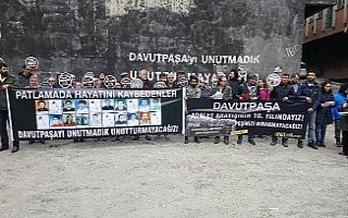 Davutpaşa’daki patlamada ölen 21 kişi karanfillerle...