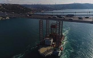 Dev platformun İstanbul Boğazı’ndan geçişi...
