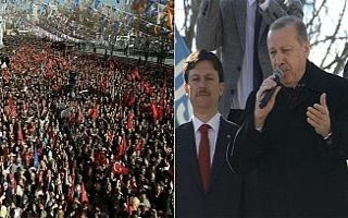 Dışarıdaki devasa kalabalığa hitap etti