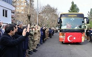 Düğüne gider gibi Afrin’e gittiler