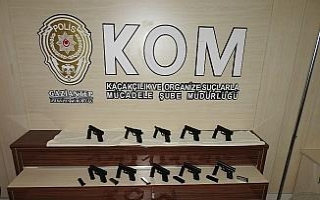 Durdurulan otomobilden 10 tabanca ve 30 adet şarjör...