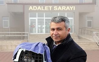 Duruşmaya kedisiyle gitti