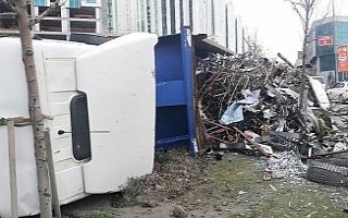 Esenyurt’ta aşırı yüklü tır devrildi