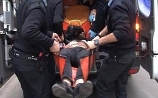Eşiyle tartışan adam kendini bıçakladı