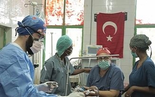 Etiyopyalı çocuk, Türk doktorların dikkatiyle...