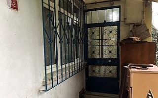 Evin kapı ve penceresi zorlanmış: Göğsünden...