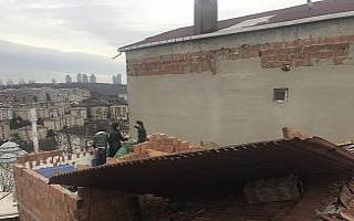 Gecekondunun çatışı uçtu, vatandaşlar isyan...