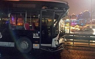 Haramidere metrobüs durağında kaza: 1’i ağır...