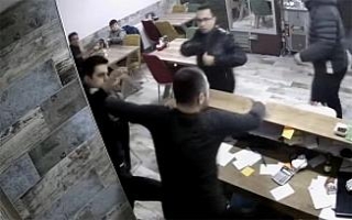 İlgi isteyen polis tokatladı, yumrukladı, silah...