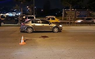 Işık ihlali yapan sürücü yayaya çarptı