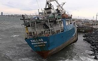 İstanbul’da fırtına: Gemi karaya oturdu