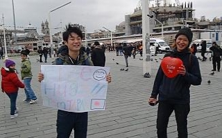 Japon turistlerden Taksim’de "sarılmak bedava"...