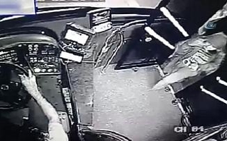 Kahraman şoför yolcunun çantasını hırsızlardan...