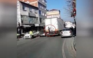 Kamyonun arkasına tutunarak giden çocuk kamerada