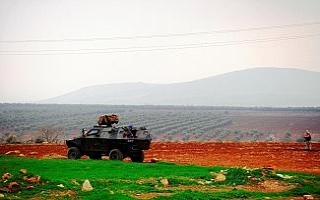 Kilis’te köyde bir evin bahçesine roket düştü