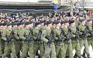 Kosovalıların göğsünü kabartan resmi geçit