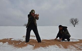 Kuşlar için doğaya yem bırakıldı