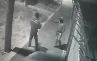 Maskeli soyguncu istasyon görevlisini gasp etti