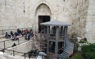 Mescid-i Aksa’nın girişine gözetleme kulesi yerleştirildi