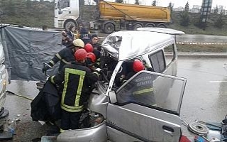 Minibüs ile kamyon çarpıştı: 2 ölü 4 yaralı