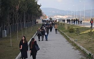 Öğrenciler protesto için 5 kilometre yürüyor