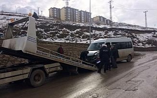 Okul servisi ile otomobil çarpıştı: 16 yaralı