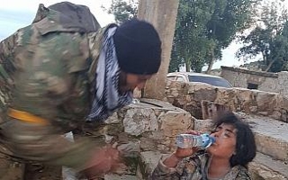 ÖSO askeri esir aldığı YPG’li teröriste su...
