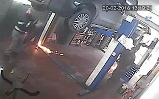 Oto tamircisinin yanmaktan son anda kurtulduğu anlar...