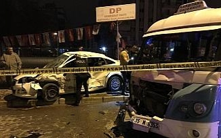 Otomobil minibüslere çarptı: 2 ölü