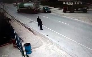 Otomobil önce yakıt tankerine sonra traktöre çarptı