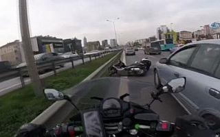 Otomobilin sıkıştırdığı motosikletli böyle...